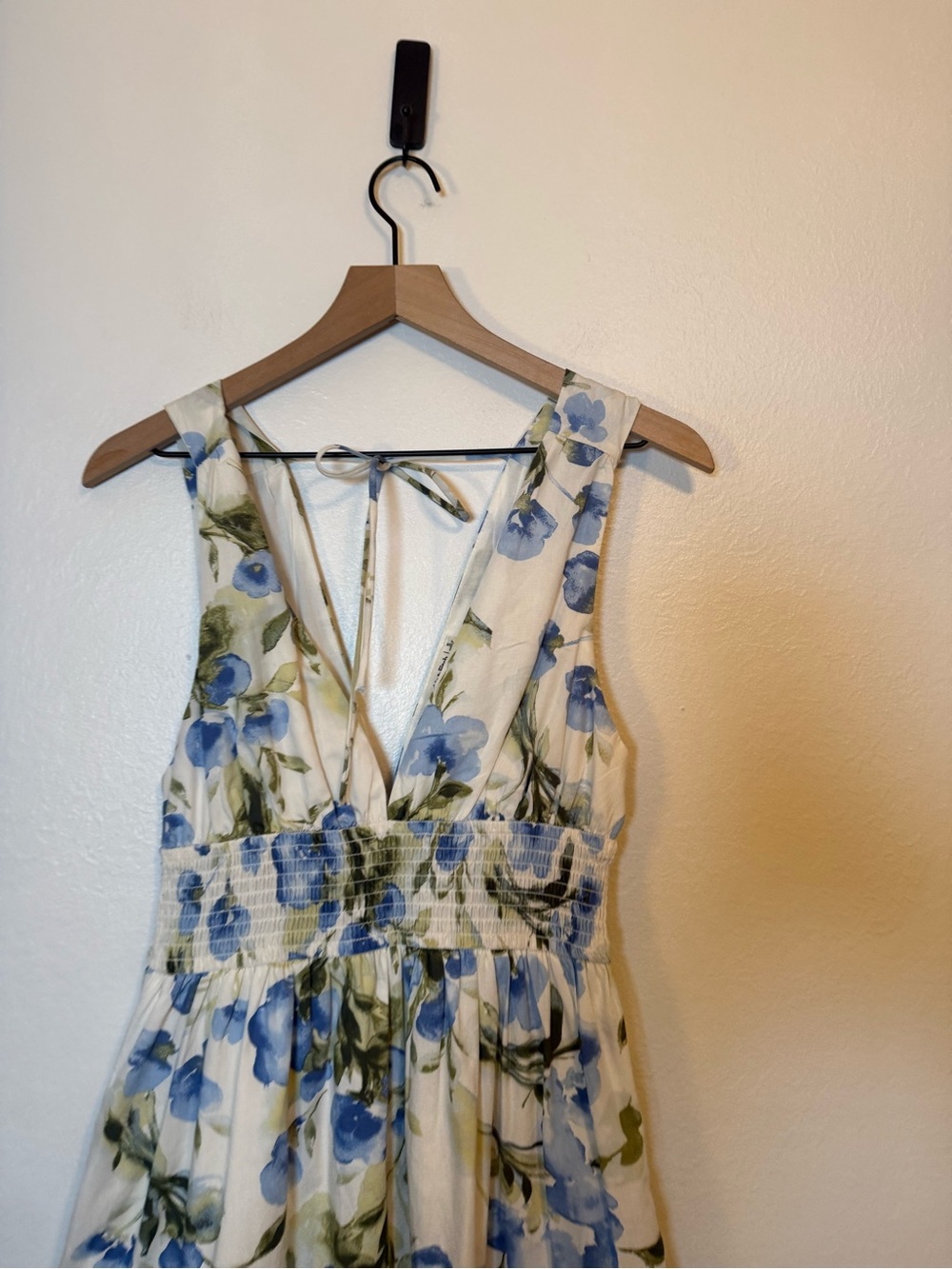 Abercrombie & Fitch Smocked Waist Floral V-neck Midi Dress - Picture 4 of 8